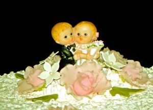 Casal de bonequinhos em bolo de casamento