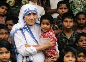 Madre Teresa com crianças pobres