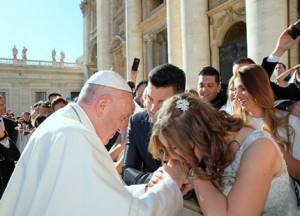 Papa Francisco acolhendo um casal.