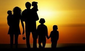 Família numerosa caminhando ao por do sol.