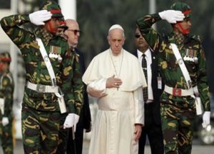 Papa chegando para visitar refugiados em Bangladesh